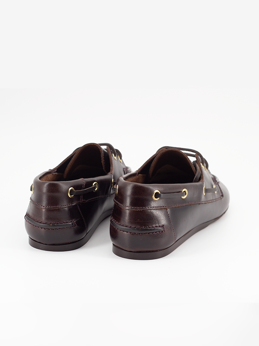 Náutico Aiko en piel marrón – Elegancia relajada con sello artesanal