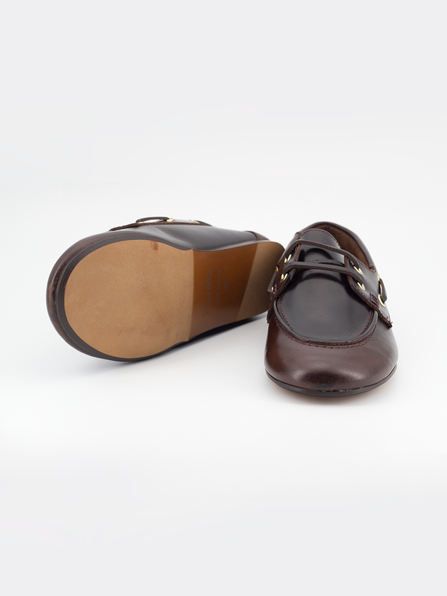 Náutico Aiko en piel marrón – Elegancia relajada con sello artesanal