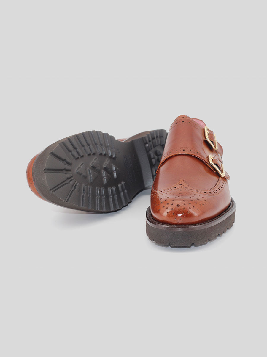 Zapato de mujer doble hebilla Berta de piel color cuero