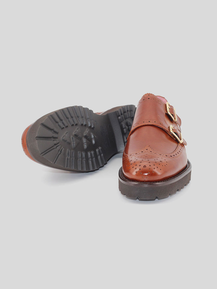 Zapato de mujer doble hebilla Berta de piel color cuero