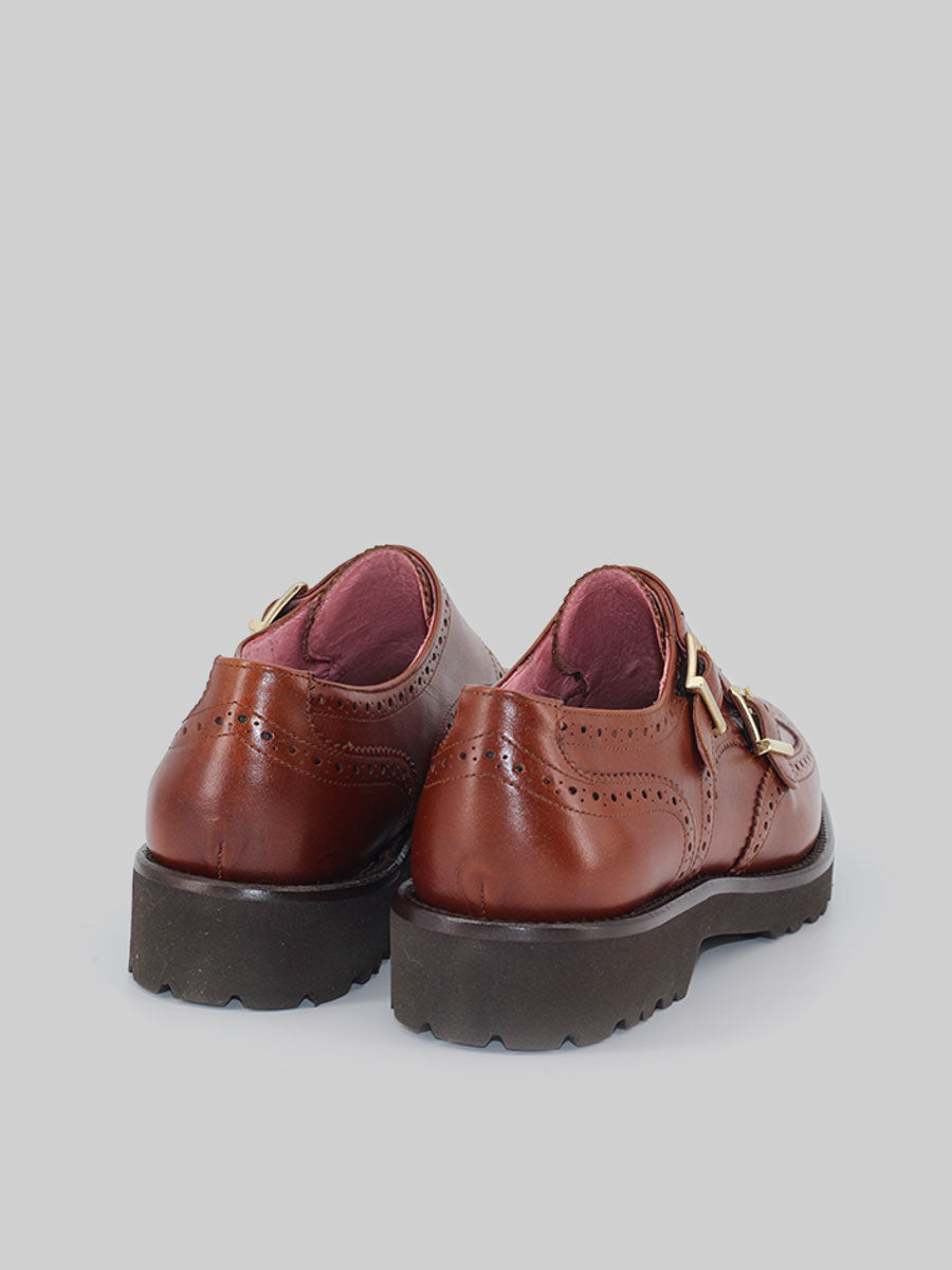 Zapato de mujer doble hebilla Berta de piel color cuero