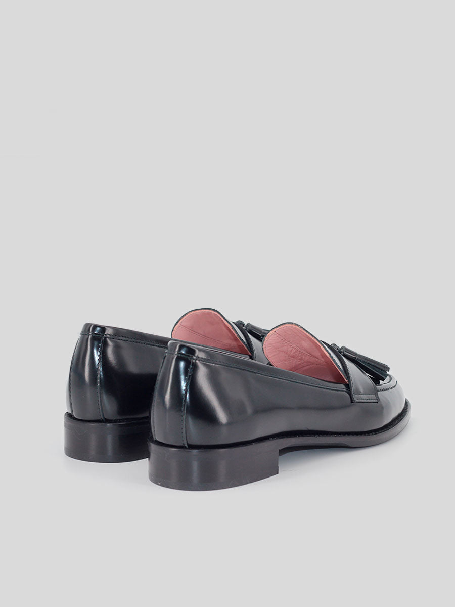 Mocasines de piel negra Castellano para mujer modelo Toscana borlas