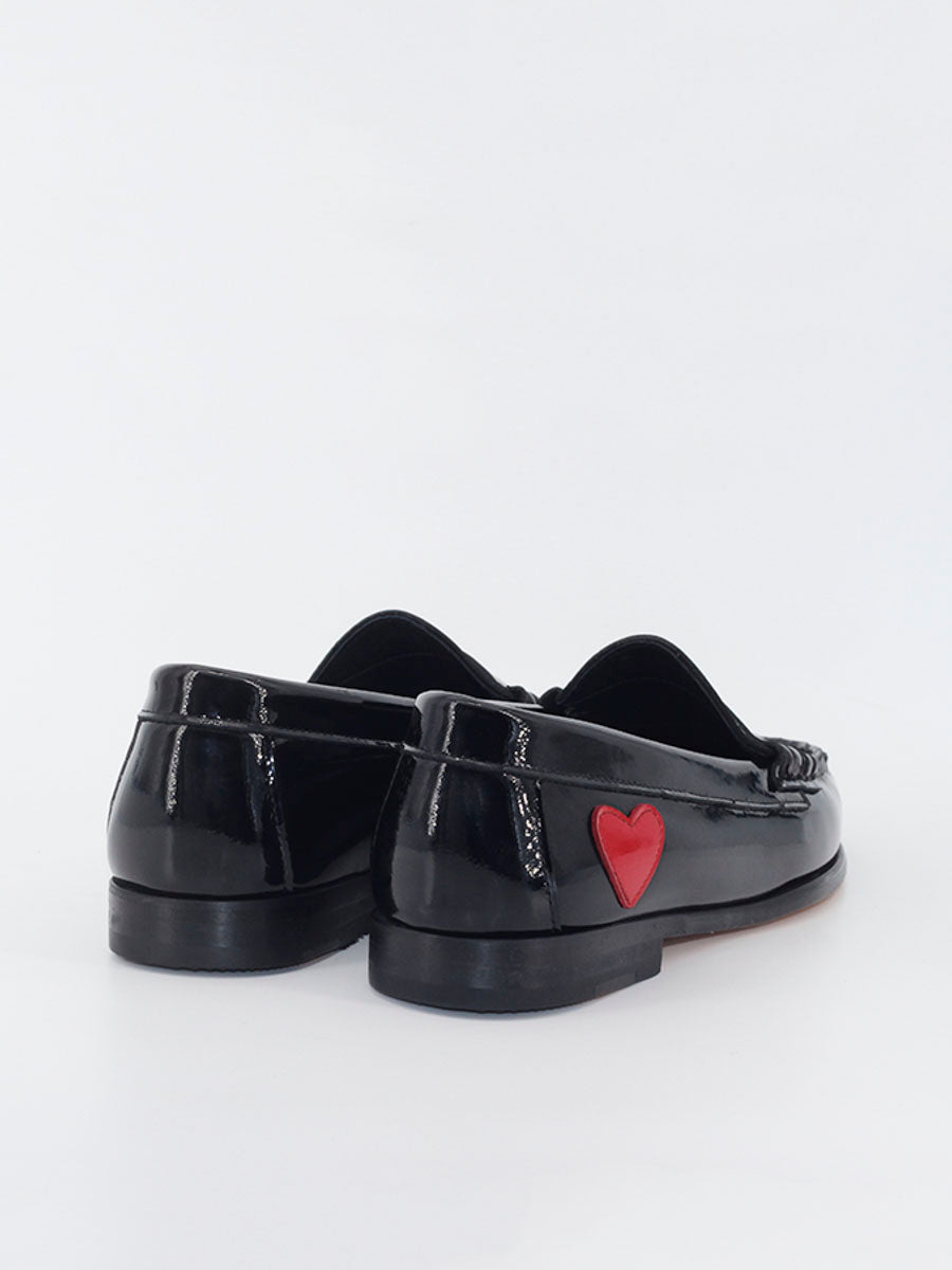 Mocasines piel charol negro con adorno corazones