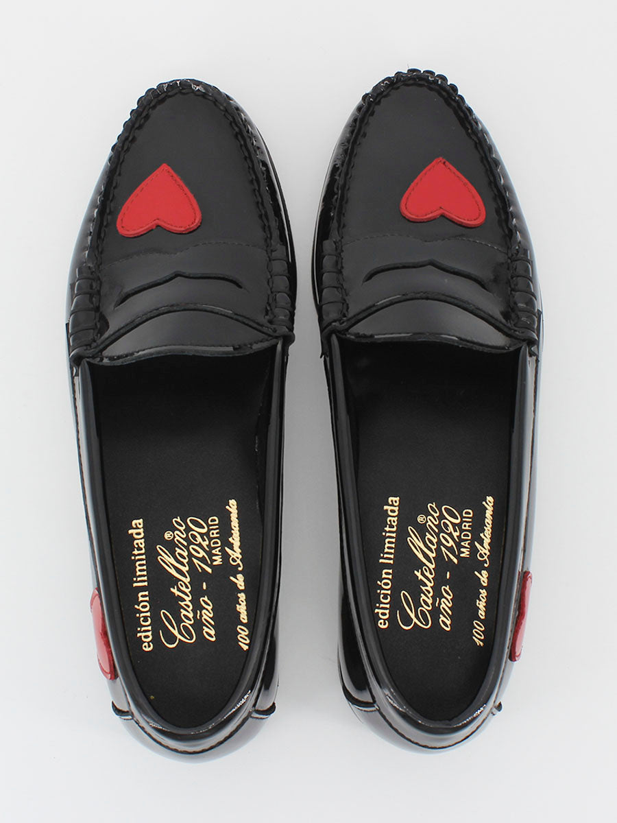 Mocasines piel charol negro con adorno corazones