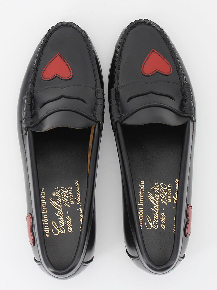 Mocasines piel antik negro con adorno corazones